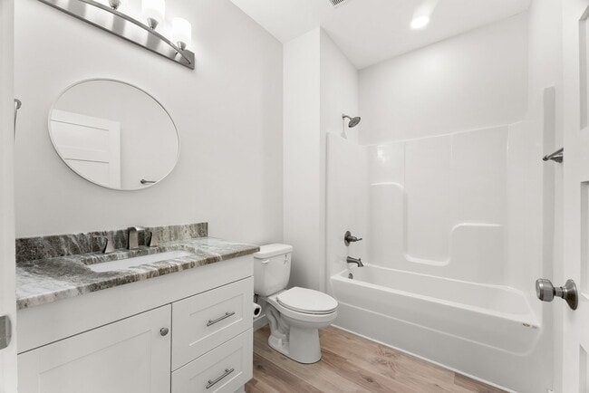 Building Photo - 2566 Oak St