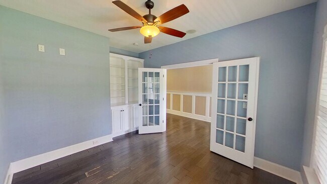 Building Photo - Custom 4 BD/2.5 BA Home with Community Pool, Water Access and Day Dock!