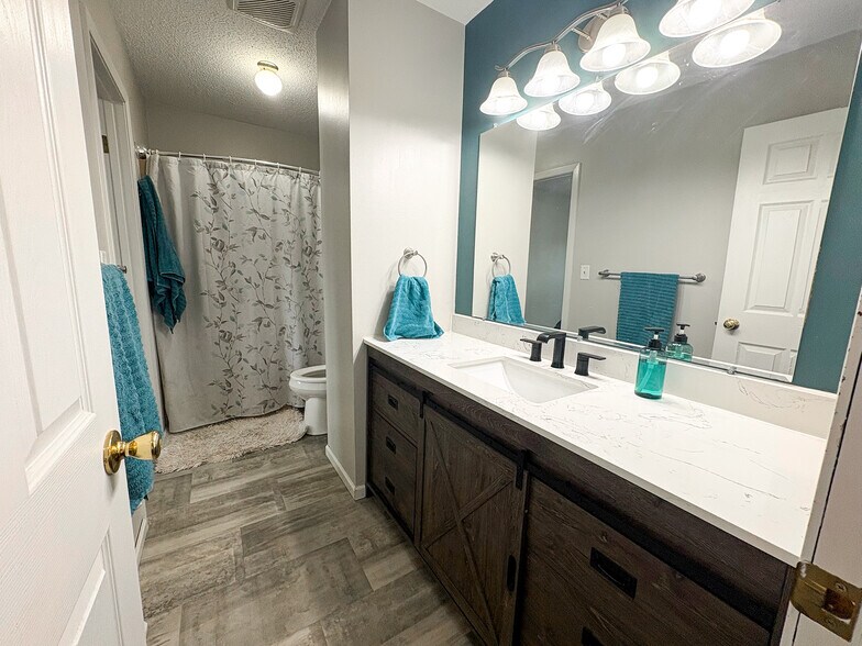 Building Photo - 2418 Marquette Dr