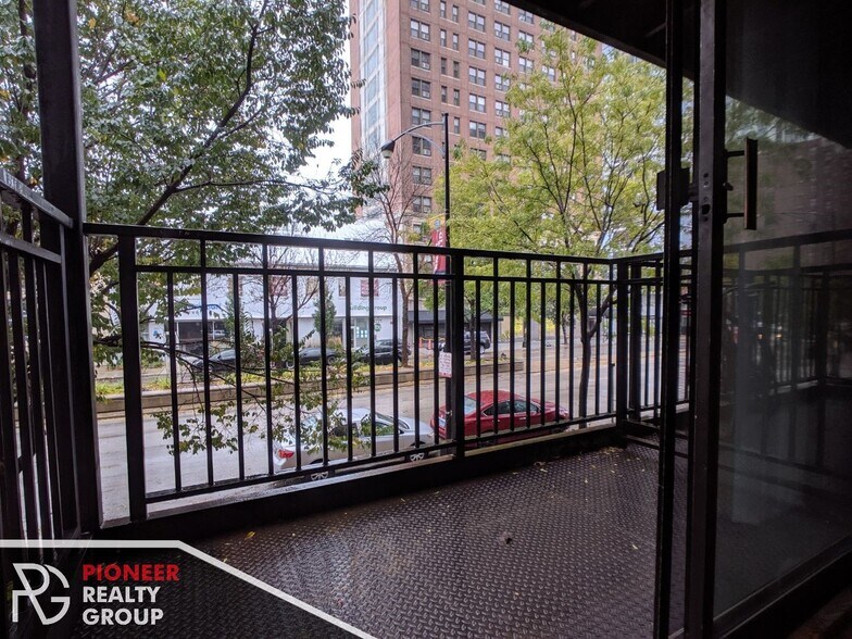 Building Photo - 1214 N La Salle Dr