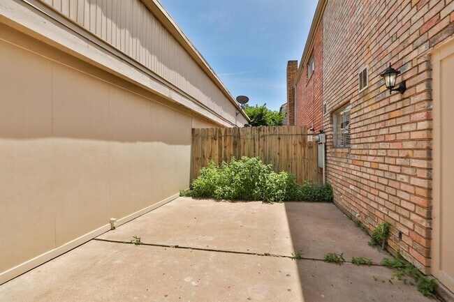 Building Photo - 1552 East Ave