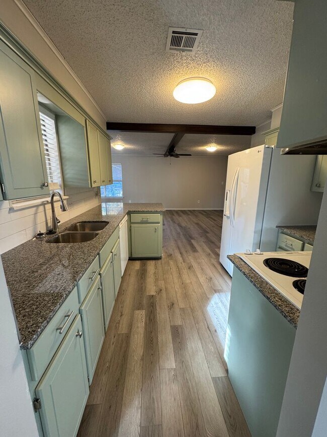 Building Photo - 3 Bedroom Home with Fenced Yard!!