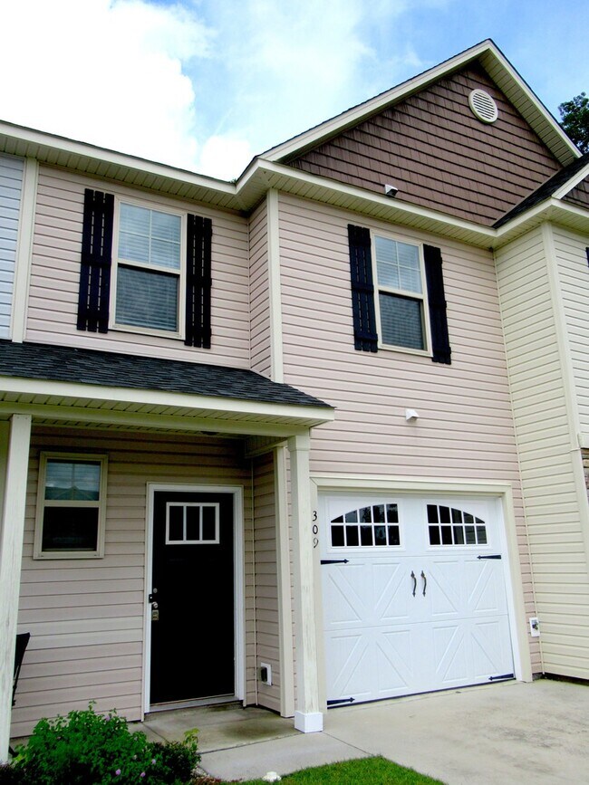 Building Photo - Three Bedroom Townhome in Richlands Close to Everything!!