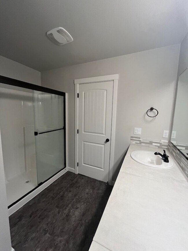 Building Photo - 3 Bedroom 2.5 Bath Newberg OR