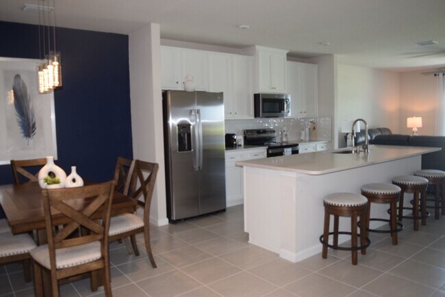 Building Photo - Stunning and elegant fully furnished 3/2/2 villa with Pool, hot tub & Lake views