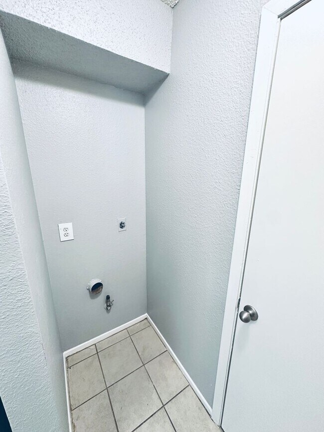 Building Photo - 5305 Woodland Oaks Ct