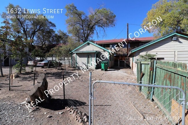 Building Photo - 1 Bedroom 1 Bath Cottage With Back Yard Fo...