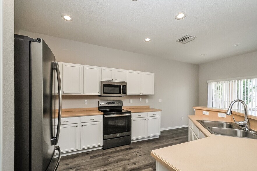 Building Photo - 748 Star Pointe Dr