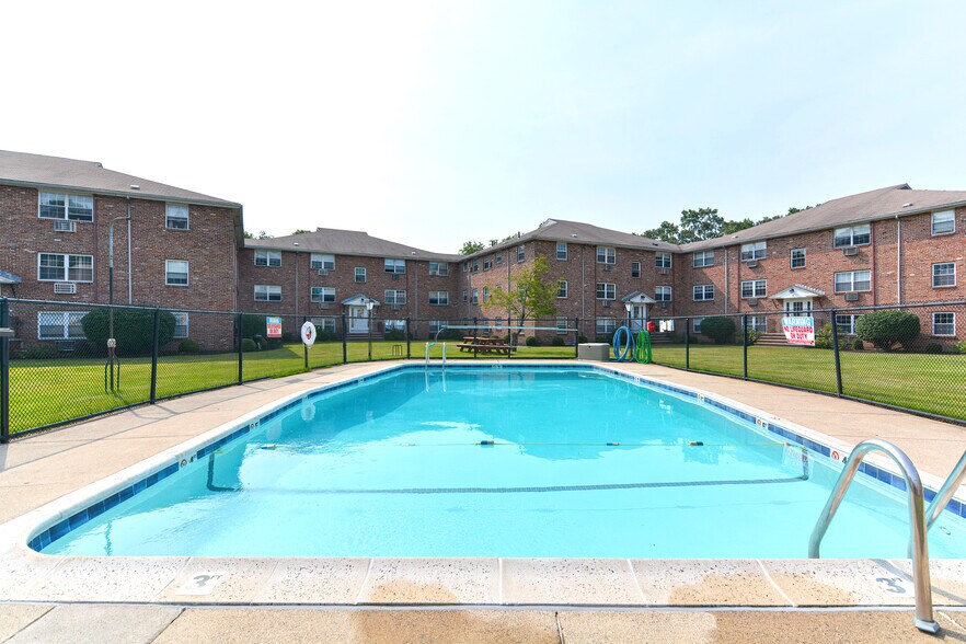 Building Photo - 4 Colonial Village Dr