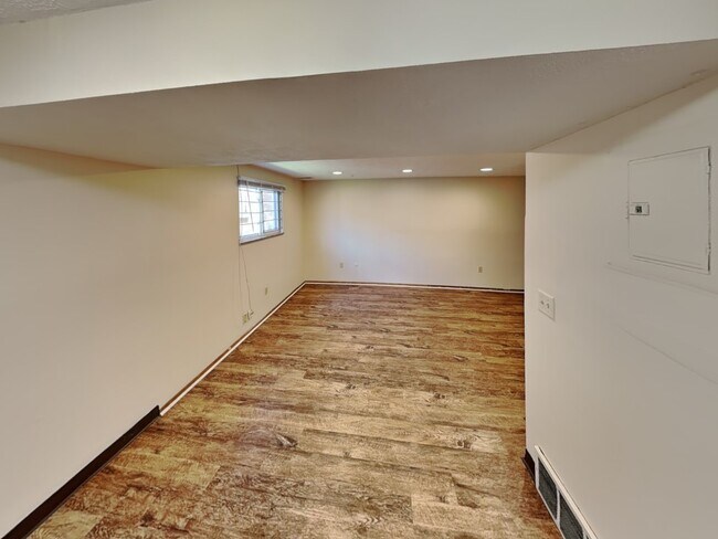 Building Photo - 94 E 18th Ave