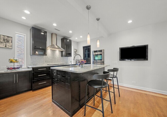 Building Photo - 1025 W 31st Pl