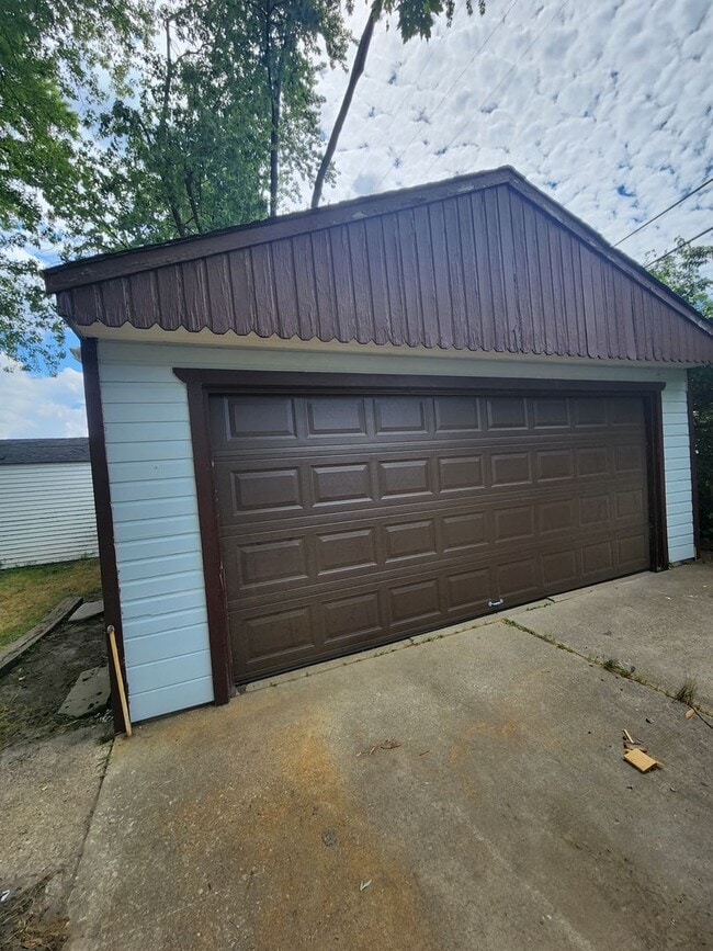 Building Photo - 4 Bedroom Clean House For Rent