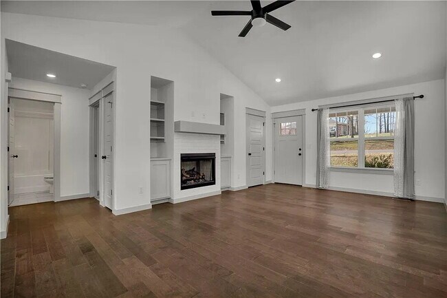 Building Photo - Charming Furnished 3-Bedroom 2 Bath Home i...
