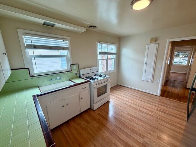 Building Photo - 2 bedroom 1 bath apartment in Downtown Monterey!