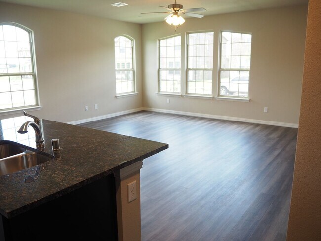 Building Photo - Like NEW 3 Bed - 3 Bath Townhome in Denton