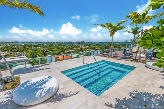 Building Photo - 9940 W Bay Harbor Dr