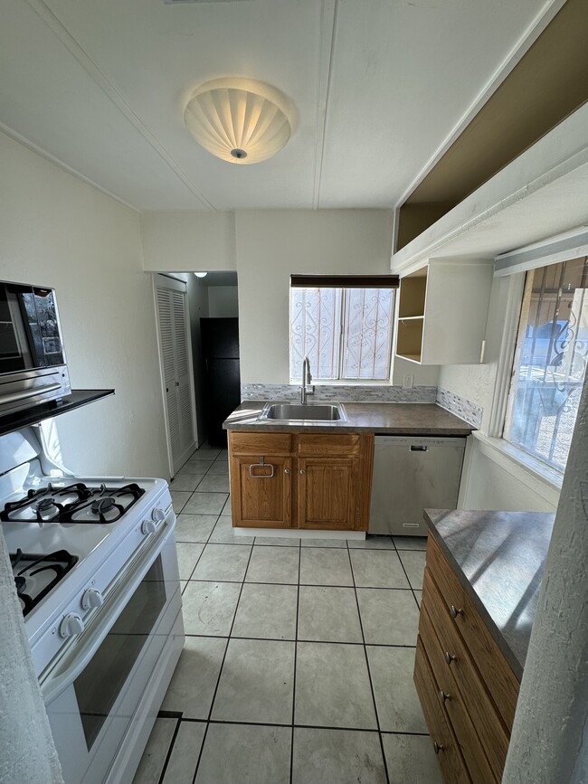 Building Photo - 239 S Cherry Ave