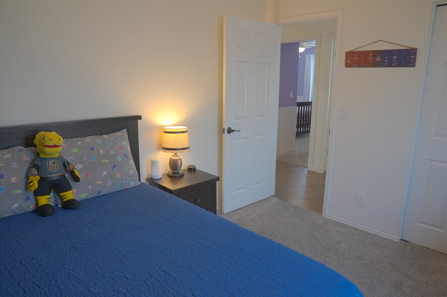 Building Photo - 2526 E Mercer Ln