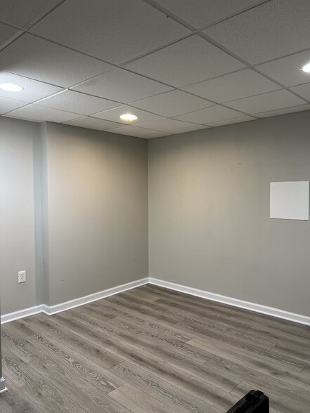 Building Photo - 235 Northcrest Dr