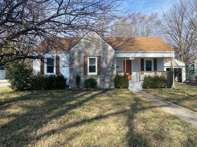Building Photo - Adorable 2 Bedroom Early August