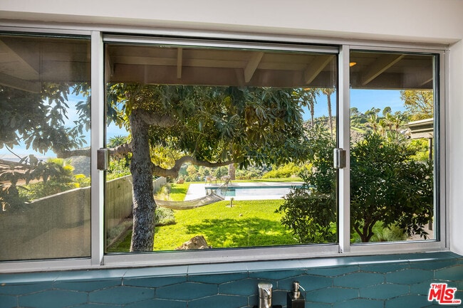 Building Photo - 2431 Carman Crest Dr