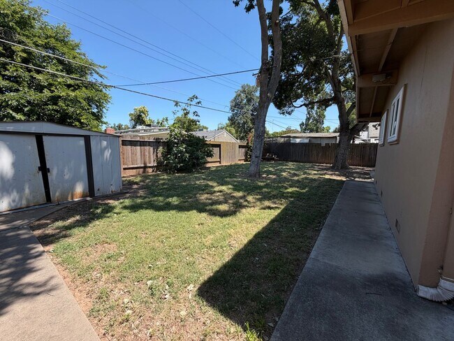 Building Photo - Adorable 3 bedroom 2 bath bungalow in Rosemont