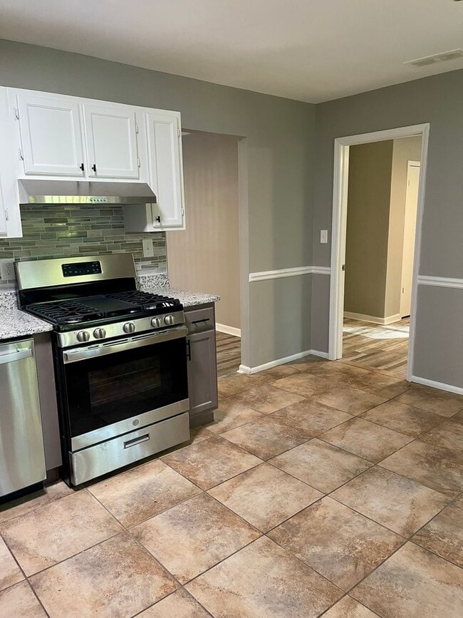 Building Photo - Beautifully remodeled home in Riverdale wi...