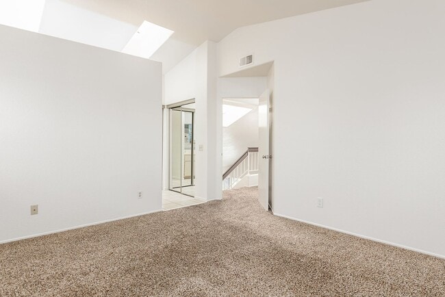 Building Photo - Lovely 4 bedroom Oceanside home!