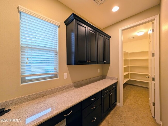 Building Photo - 923 S Osborn Ln