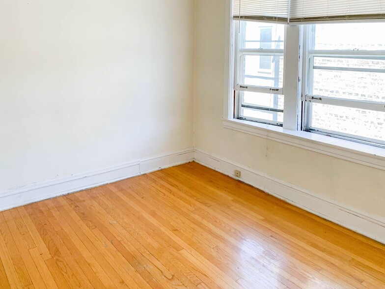 Building Photo - 5059 N Damen Ave