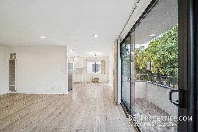 Building Photo - 7548 Hampton Ave