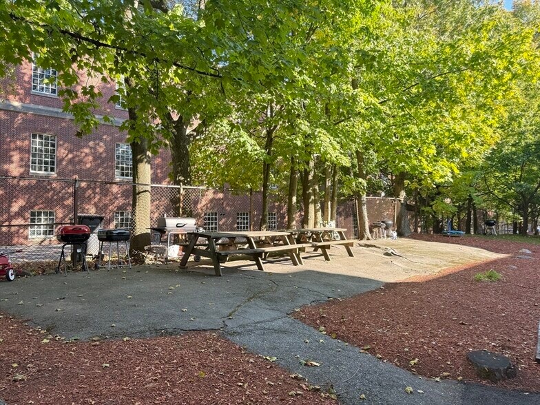 Building Photo - 5 Dexter St