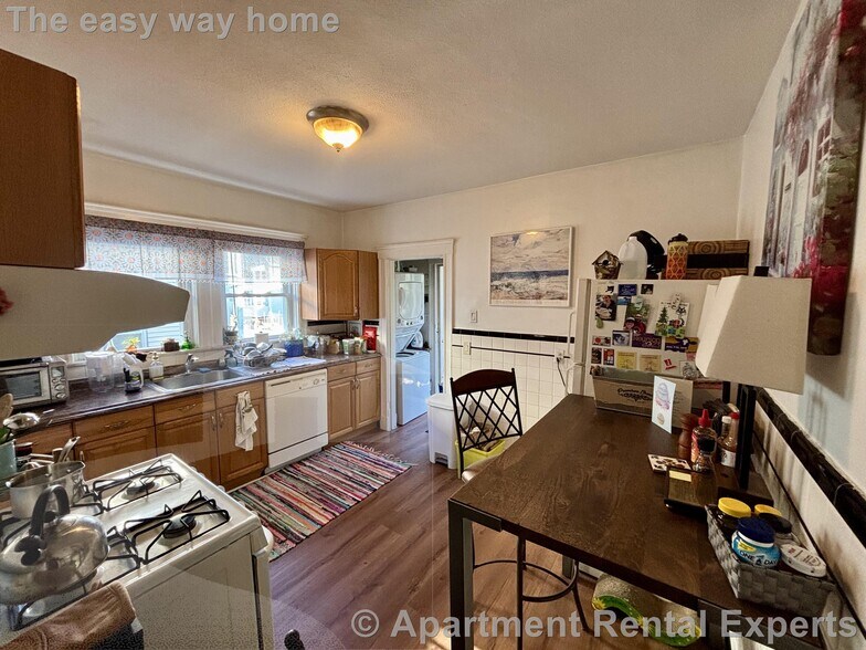 Building Photo - 23-25 Bonner Ave Unit #1