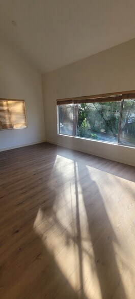 Building Photo - 8934 Wonderland Ave