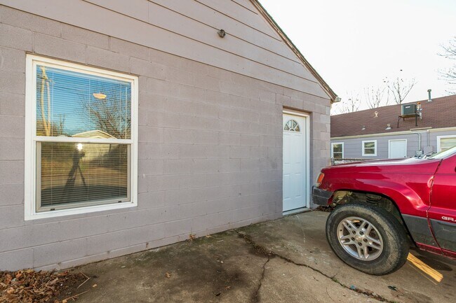 Building Photo - N Lewis Pl Triplex