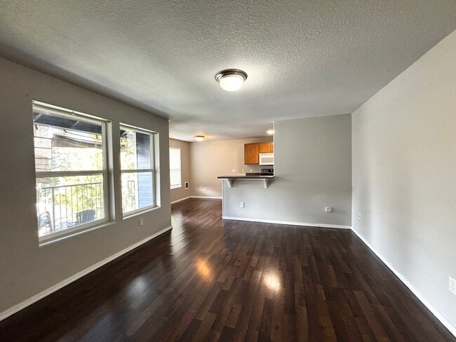 Building Photo - Modern Condo in Gresham near Glendoveer!
