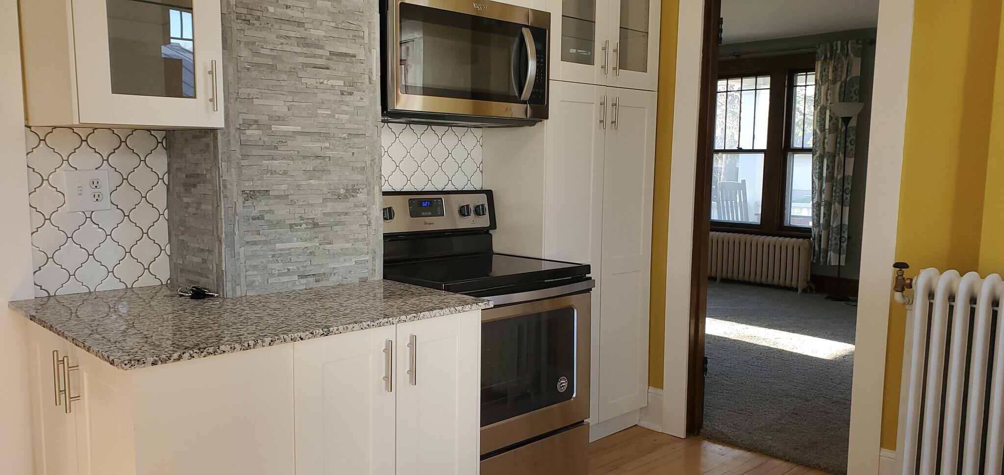 Building Photo - 332 E 5th St