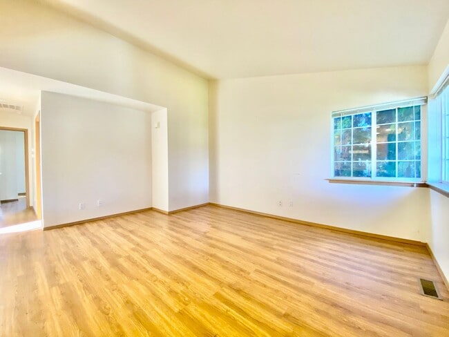 Building Photo - 809/811 Jamie Drive