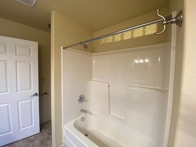 Building Photo - *$1,000 Off 1st Month's Rent!* Well-Kept Three Bedroom Home in West Salem