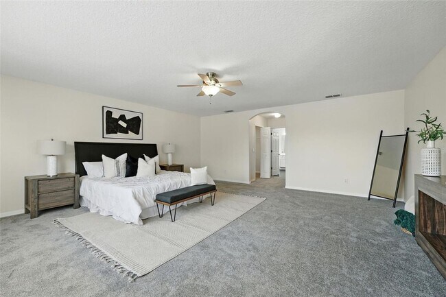 Building Photo - 4 Bedroom 2.5 Bath Two Story Hunters Creek...