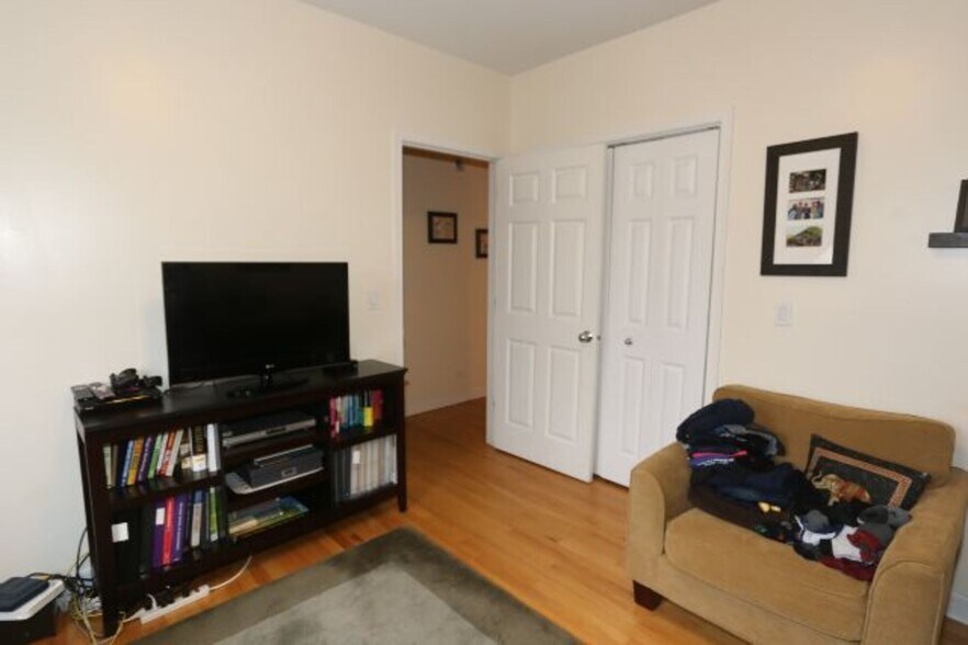 Building Photo - 3655 N Southport Ave