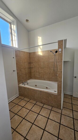 Bathroom - 635 Kress Aly