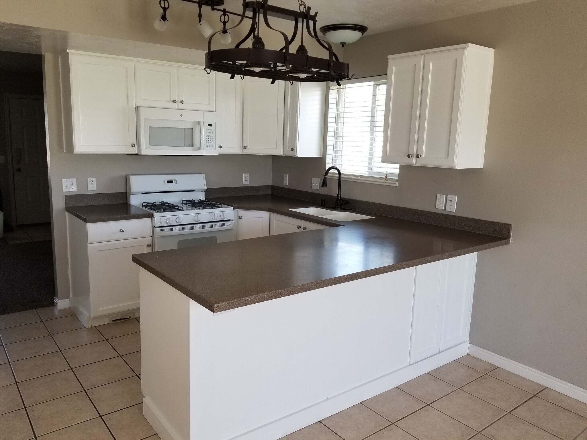 Building Photo - 583 Raven Way