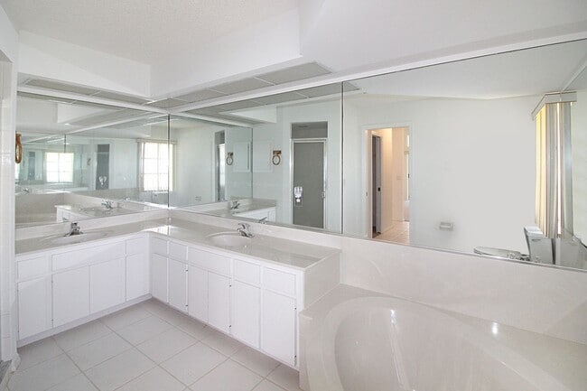 Building Photo - Lakes of Jacaranda Annual Home for Rent