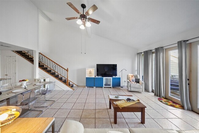 Building Photo - 3 April Point Dr S