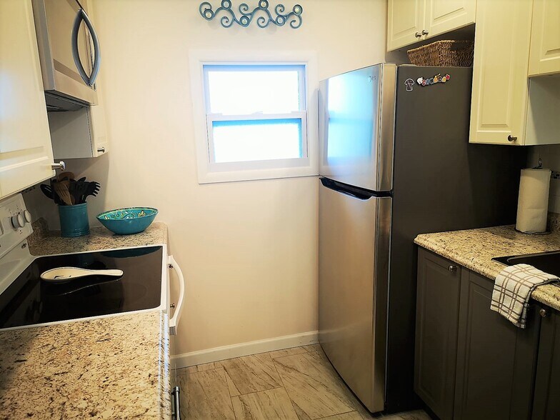 Fully Equipped Kitchen - 1433 S Belcher Rd