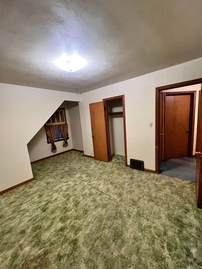 Building Photo - 1417-1419 Shoreland Dr.