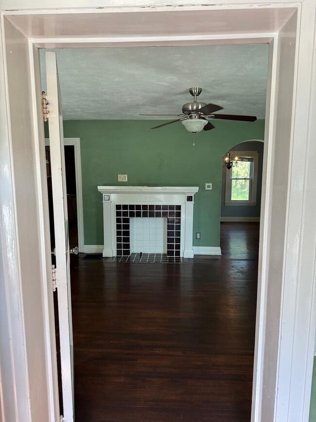 Building Photo - 3 bedroom 1 bath single family home