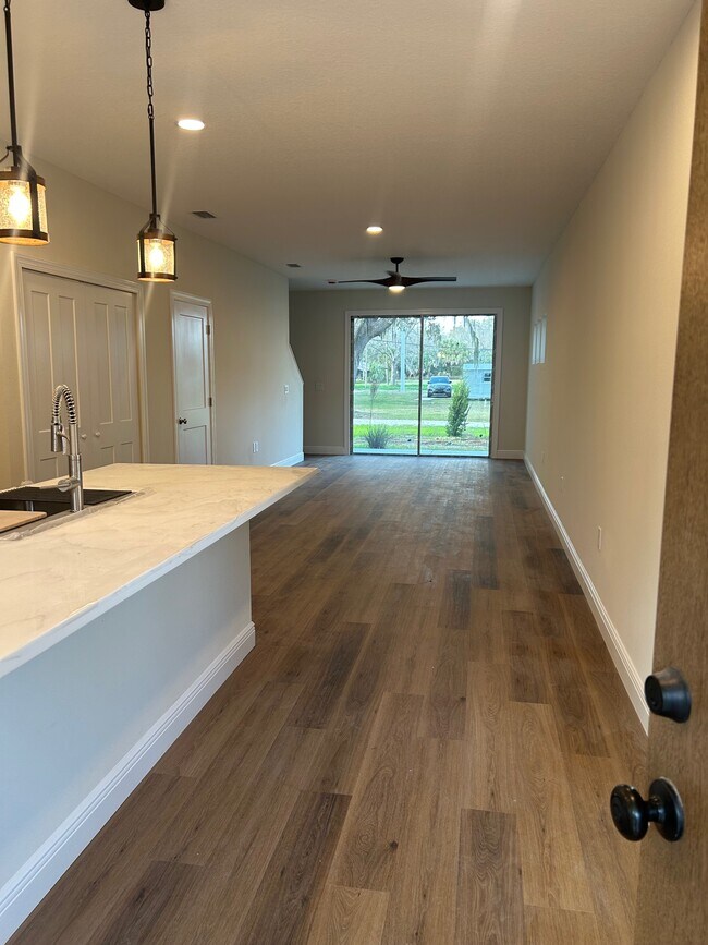 Building Photo - 206 W Fox St