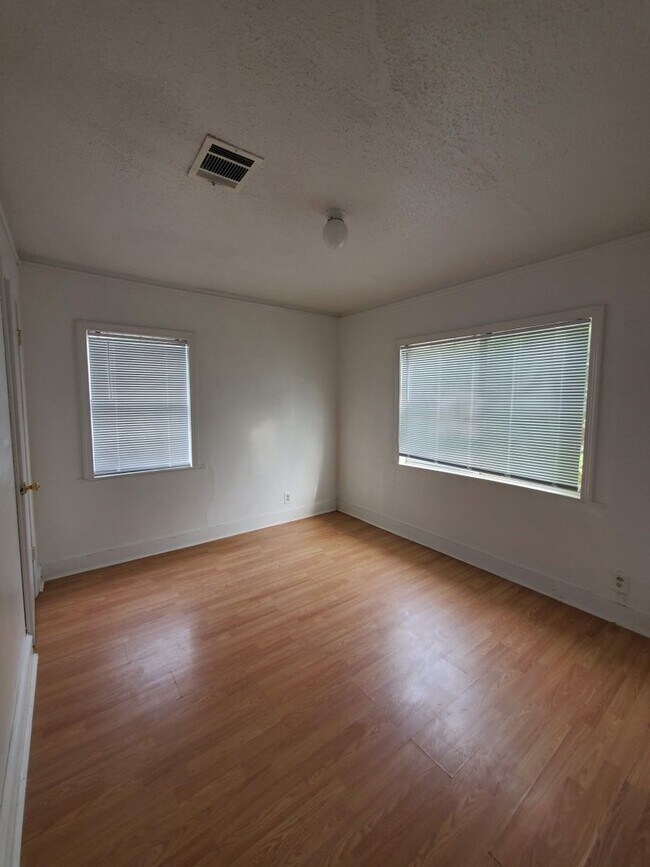 Building Photo - 231 Lincoln Dr